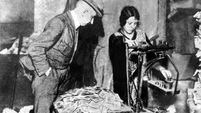 Hyperinflation 1923: Abwiegen von Geldscheinen