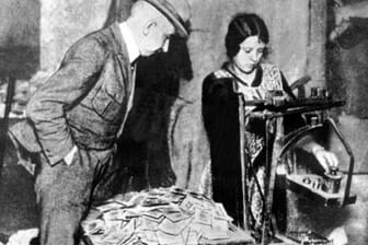Hyperinflation 1923: Abwiegen von Geldscheinen