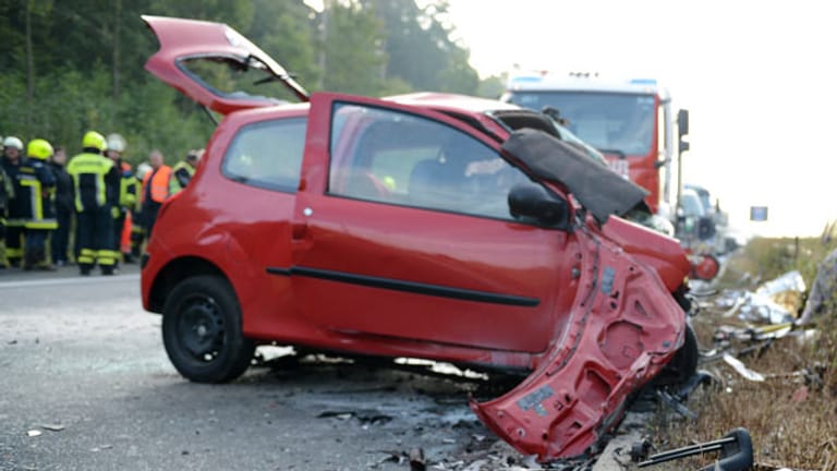 Der Unfallwagen der Geisterfahrerin in Oberfranken: ein roter Renault Twingo