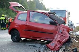 Der Unfallwagen der Geisterfahrerin in Oberfranken: ein roter Renault Twingo