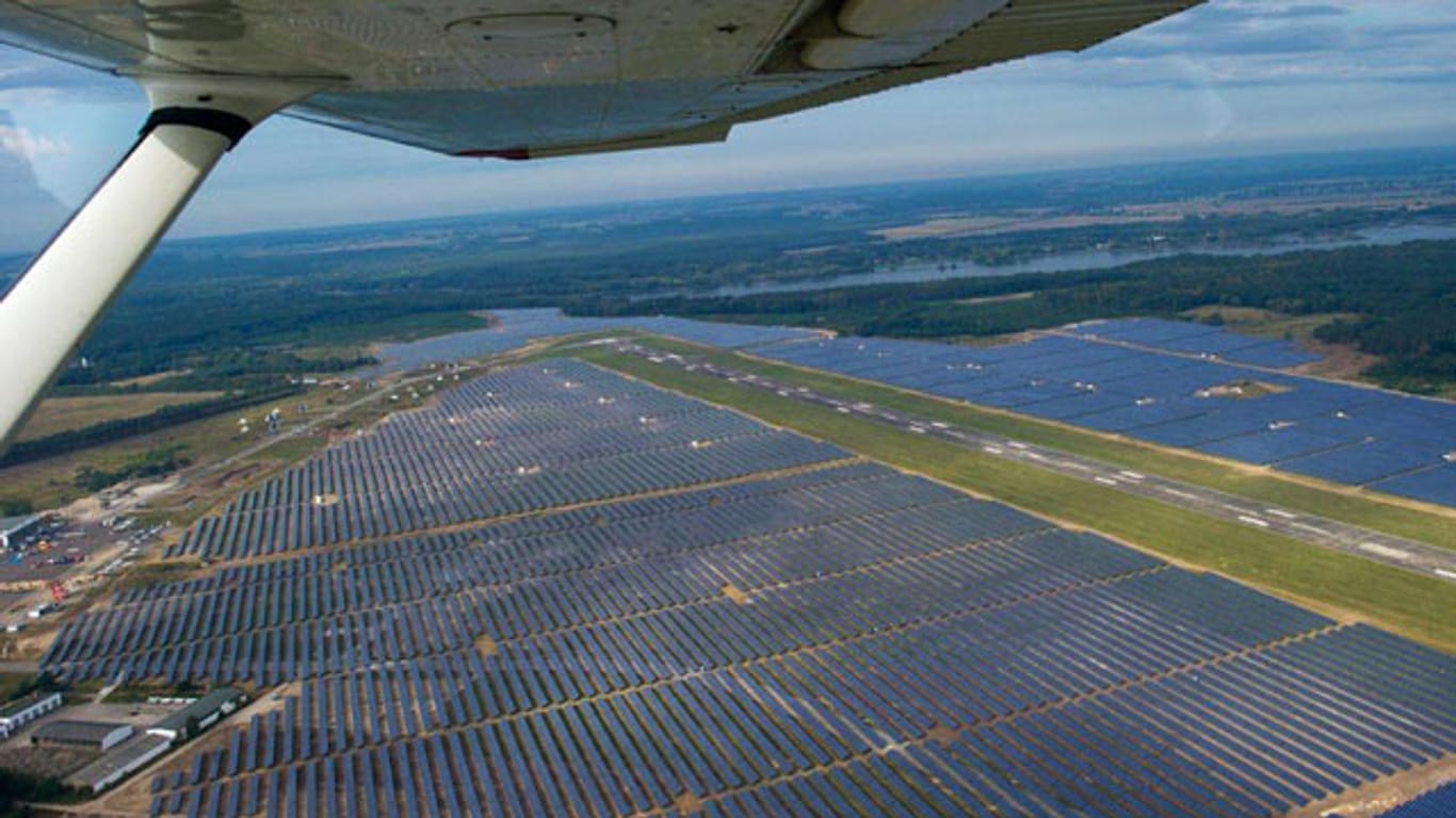 Solaranlagen soweit das Auge reicht: Solarpark auf Flugplatz Neuhardenberg