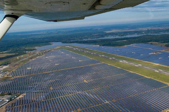 Solaranlagen soweit das Auge reicht: Solarpark auf Flugplatz Neuhardenberg