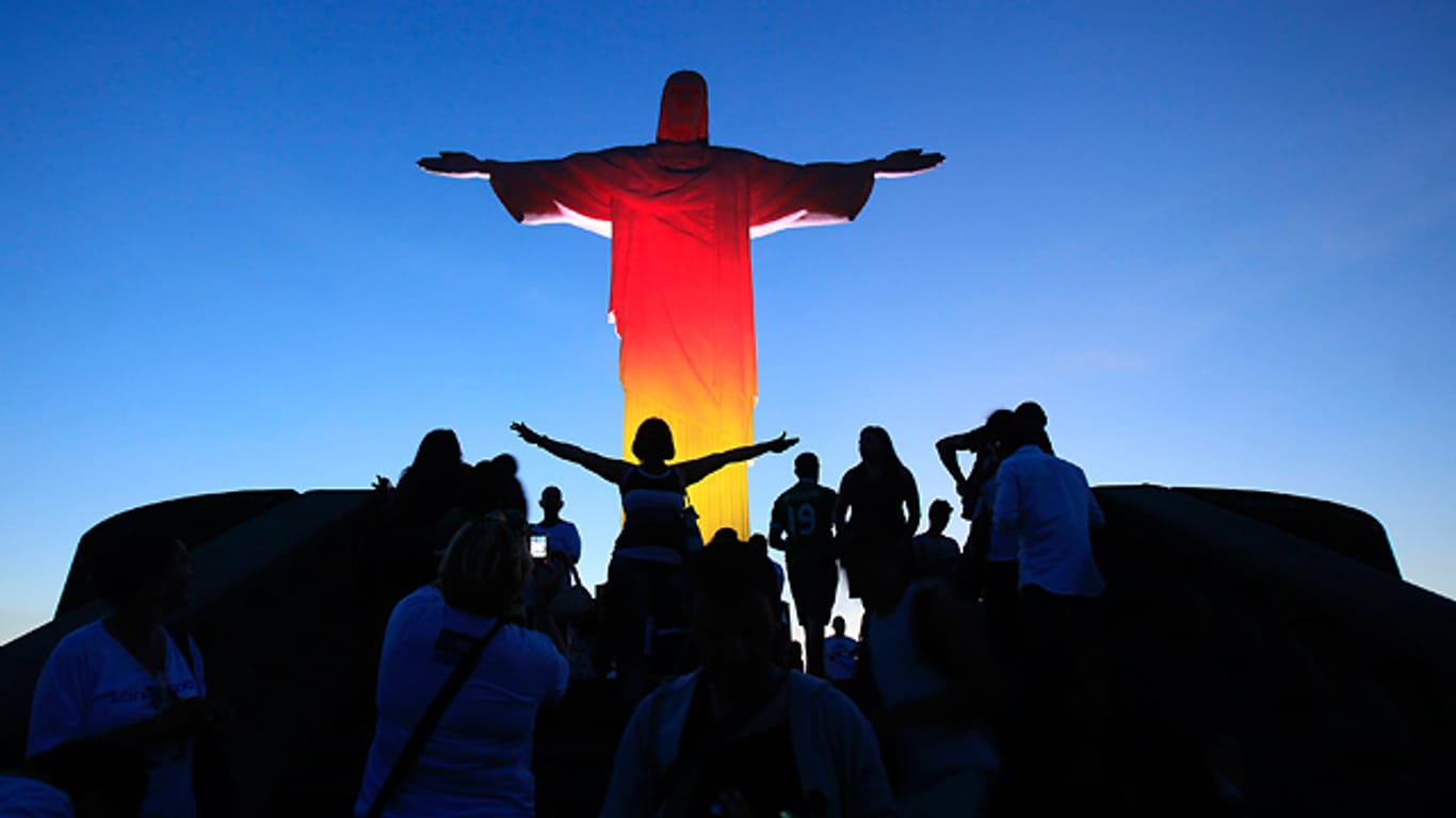 Die Christus-Statue in Rio de Janeiro strahlt in Schwarz-Rot-Gold