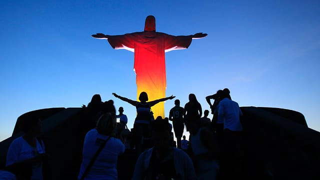 Die Christus-Statue in Rio de Janeiro strahlt in Schwarz-Rot-Gold