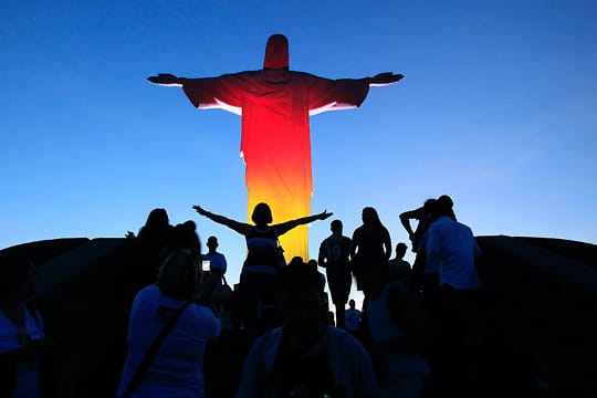 Die Christus-Statue in Rio de Janeiro strahlt in Schwarz-Rot-Gold