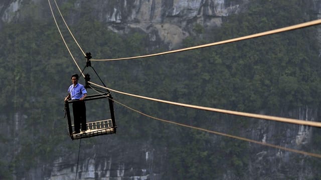 Wer mit der Seilbahn fährt, erlebt einen Blick in den 400 Meter tiefen Abgrund.