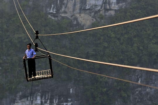 Wer mit der Seilbahn fährt, erlebt einen Blick in den 400 Meter tiefen Abgrund.