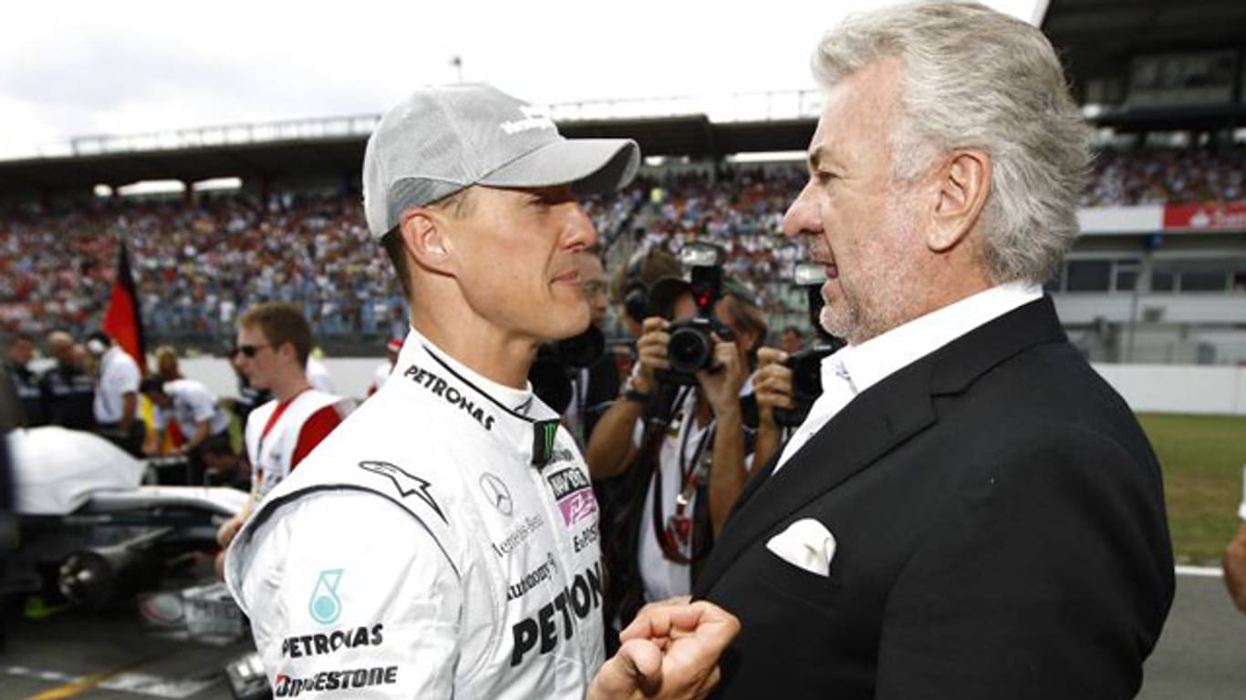Wegen des Umgangs mit Michael Schumacher hat sein ehemaliger Manager Willi Weber (re.) den Mercedes-Rennstall kritisiert.