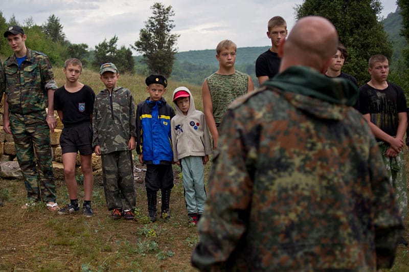 Auf der Halbinsel Krim im Schwarzen Meer werden Kinder in einem Militärcamp ausgebildet.