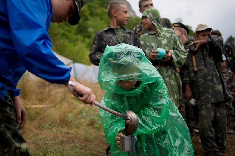 Auf der Halbinsel Krim im Schwarzen Meer werden Kinder in einem Militärcamp ausgebildet.