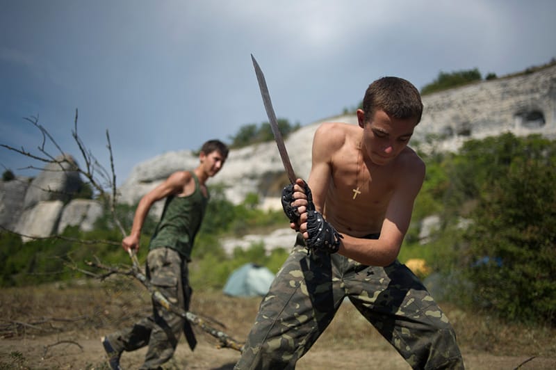 Auf der Halbinsel Krim im Schwarzen Meer werden Kinder in einem Militärcamp ausgebildet.