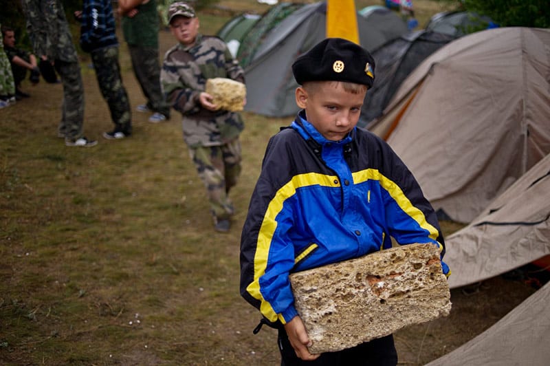 Auf der Halbinsel Krim im Schwarzen Meer werden Kinder in einem Militärcamp ausgebildet.