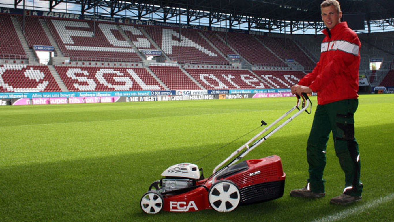 Greenkeeper Matthias Wick weiß, worauf es bei der Rasenpflege im Stadion ankommt.