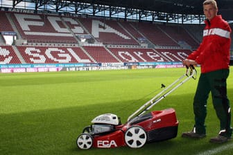 Greenkeeper Matthias Wick weiß, worauf es bei der Rasenpflege im Stadion ankommt.