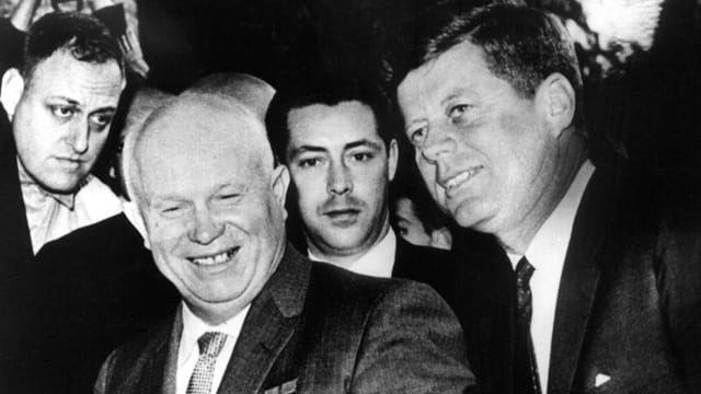 Zwei Staatsmänner des Kalten Krieges: Sowjet-Chef Nikita Chruschtschow (vorne) und US-Präsident John F. Kennedy (re.). Zwei Staatsmänner des Kalten Krieges: Sowjet-Chef Nikita Chruschtschow (vorne) und US-Präsident John F. Kennedy (re.).