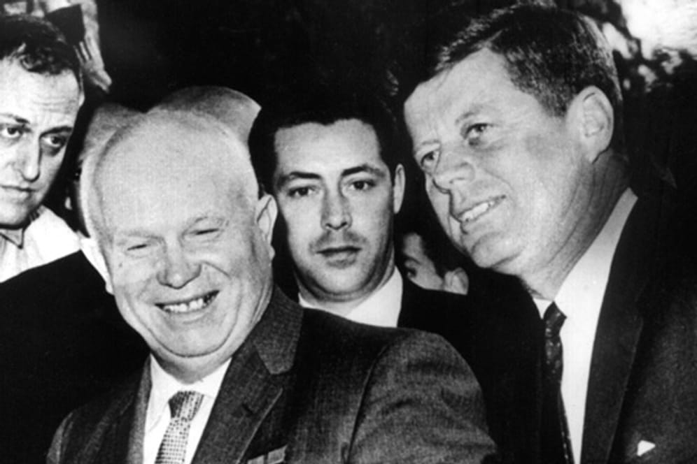 Zwei Staatsmänner des Kalten Krieges: Sowjet-Chef Nikita Chruschtschow (vorne) und US-Präsident John F. Kennedy (re.).