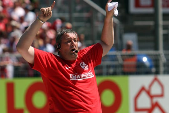 Voller Einsatz: Klaus Hafner, Stadionsprecher des FSV Mainz 05, animiert die Fans.
