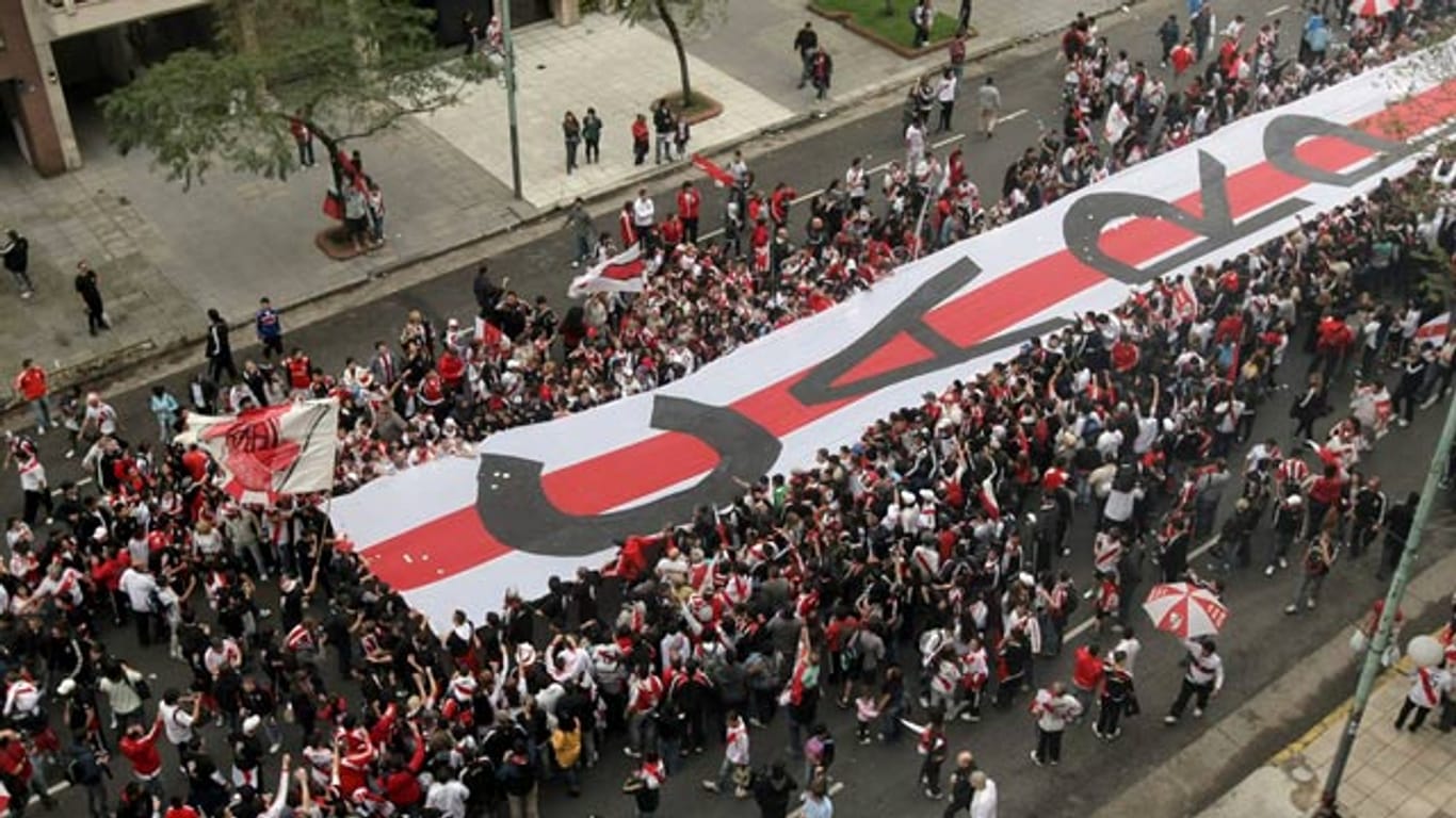 15.000 River-Anhänger tragen die längste Fan-Fahne der Welt