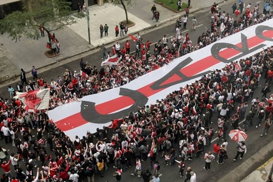 15.000 River-Anhänger tragen die längste Fan-Fahne der Welt