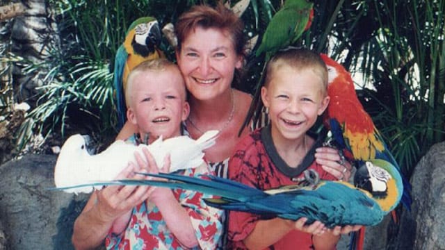 Die alleinerziehende Claudia W. mit ihrem behinderten Sohn Florian (links) und seinem älteren Bruder Jakob (rechts).