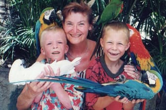 Die alleinerziehende Claudia W. mit ihrem behinderten Sohn Florian (links) und seinem älteren Bruder Jakob (rechts).