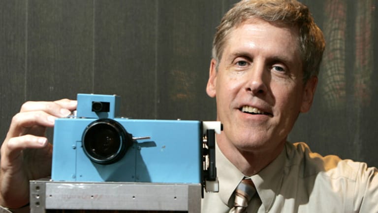 Kodak-Ingenieur Steve Sasson zeigt die erste Digitalkamera der Welt.