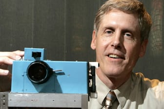 Kodak-Ingenieur Steve Sasson zeigt die erste Digitalkamera der Welt.