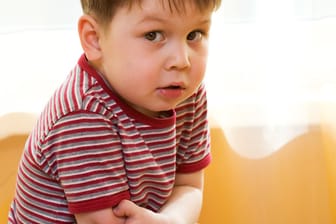 Spulwürmer können unter anderem Bauchschmerzen bei Kindern auslösen.