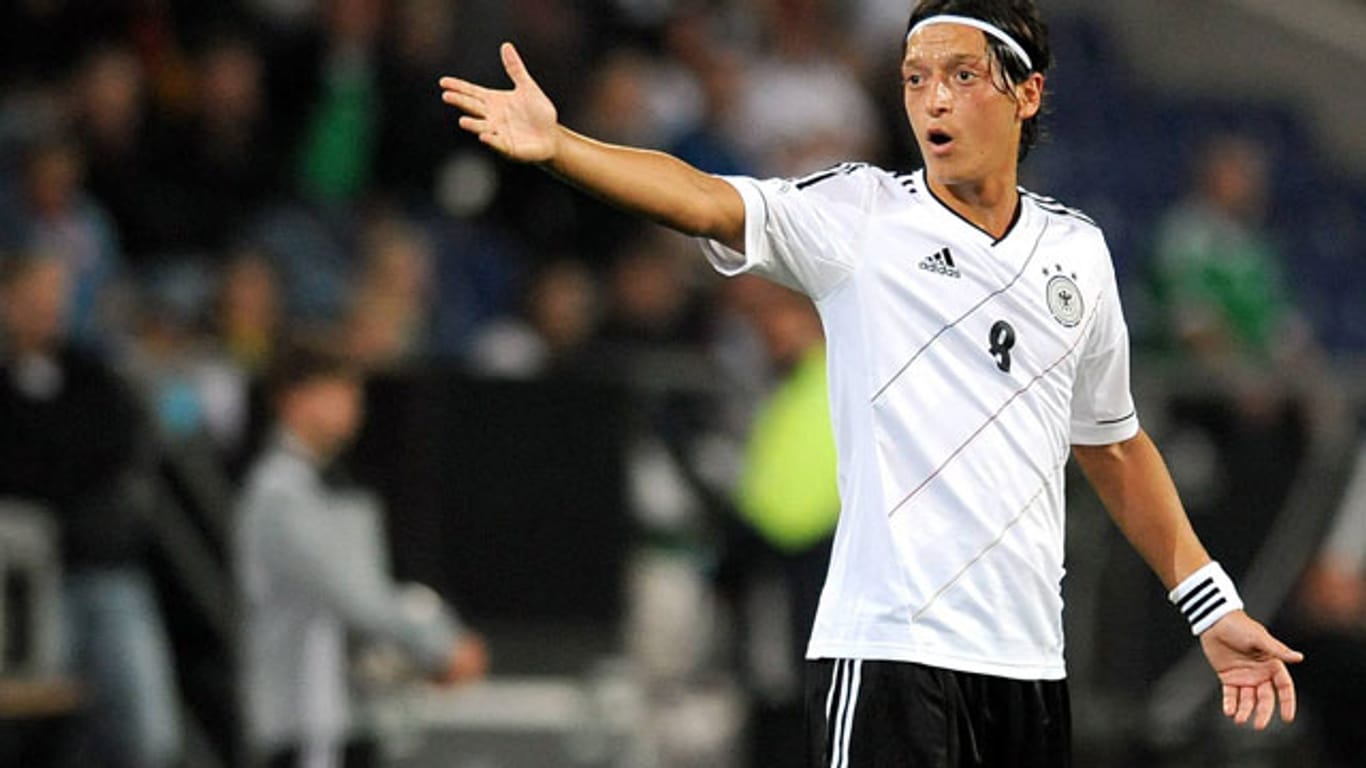 Mesut Özil kann die Kritik von Bastian Schweinsteiger nicht nachvollziehen.