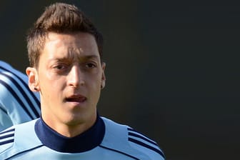 Mesut Özil hat sich eine neue Frisur zugelegt.