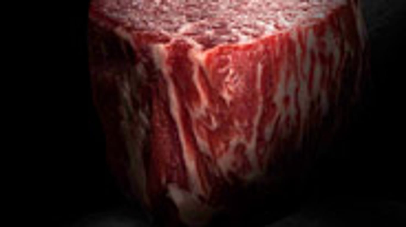 Dry Aged Beef ist bei Feinschmeckern buchstäblich in aller Munde.