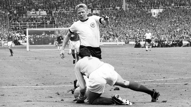 Helmut Haller in Aktion beim WM Finale 1966 gegen England