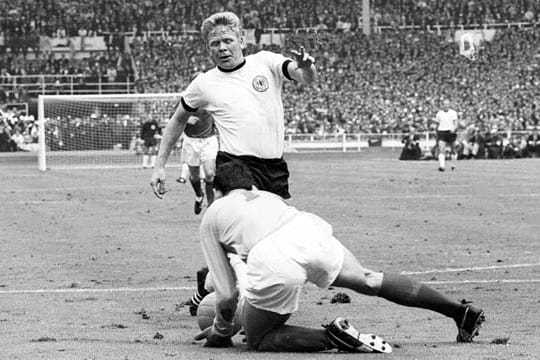 Helmut Haller in Aktion beim WM Finale 1966 gegen England