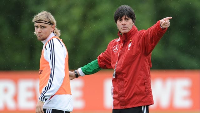 Marcel Schmelzer muss sich von Bundestrainer Löw vor dem Irland-Spiel einige kritische Worte anhören. Marcel Schmelzer muss sich von Bundestrainer Löw vor dem Irland-Spiel einige kritische Worte anhören.