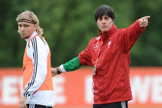 Marcel Schmelzer muss sich von Bundestrainer Löw vor dem Irland-Spiel einige kritische Worte anhören.