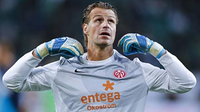 Christian Wetklo hat sein Torhüter-Trikot gegen das eines Feldspielers eingetauscht. Christian Wetklo hat sein Torhüter-Trikot gegen das eines Feldspielers eingetauscht.