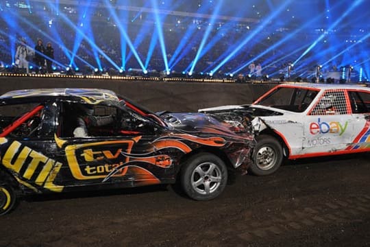 Dann war Schluss: Adrian Sutil im VW Scirocco (li.) und Timo Scheider im Granada fuhren so lange ineinander, bis bei beiden nichts mehr ging.