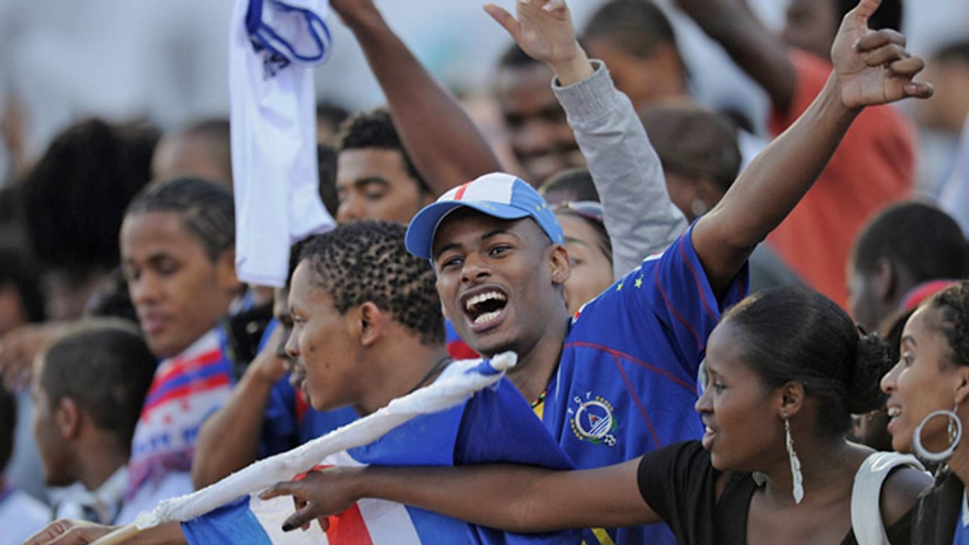 Fans der Kapverdischen Inseln feiern den Qualifikationssieg gegen Kamerun.