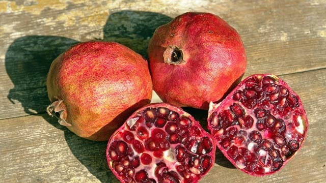 Granatapfel als Tischdeko: leuchtende Farben im eigenen Heim.