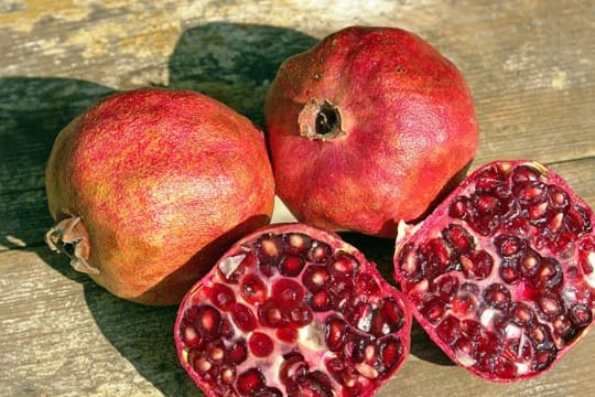 Granatapfel als Tischdeko: leuchtende Farben im eigenen Heim.