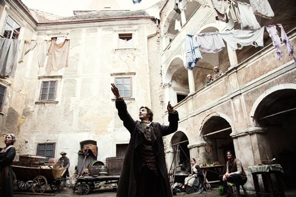 Und darum geht's im Film: Zwei Wissenschaftler, die unterschiedlicher nicht sein können, teilen eine Passion: die Entdeckung der Welt. Der eine ist Carl Friedrich Gauß. Er verlässt seine Heimat Göttingen nie und arbeitet zumeist im stillen Kämmerchen daran, die Erde mathematisch zu erfassen. Und darum geht's im Film: Zwei Wissenschaftler, die unterschiedlicher nicht sein können, teilen eine Passion: die Entdeckung der Welt. Der eine ist Carl Friedrich Gauß. Er verlässt seine Heimat Göttingen nie und arbeitet zumeist im stillen Kämmerchen daran, die Erde mathematisch zu erfassen.