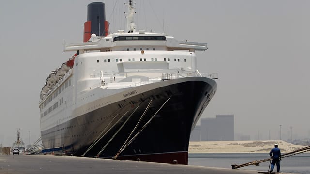 Die Queen Elizabeth 2 liegt in Dubai im Hafen