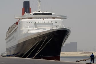 Die Queen Elizabeth 2 liegt in Dubai im Hafen