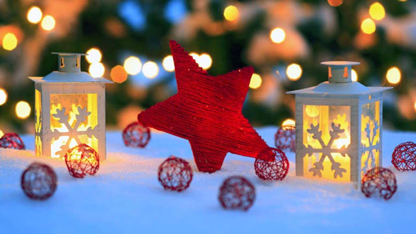 Weihnachtsdeko: Stern und Laternen verschönern das Fest.