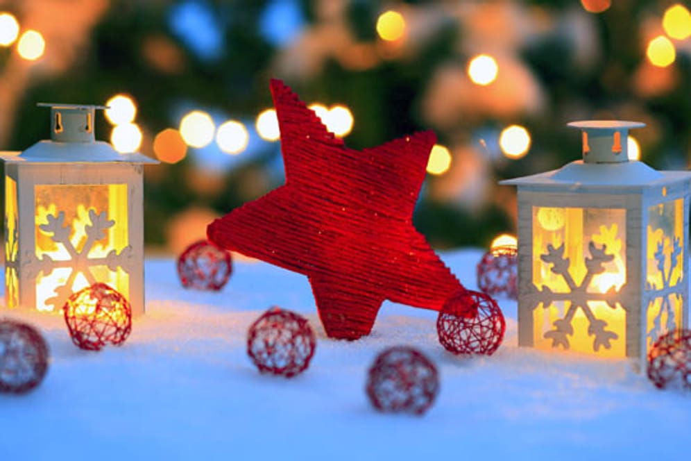 Weihnachtsdeko: Stern und Laternen verschönern das Fest.
