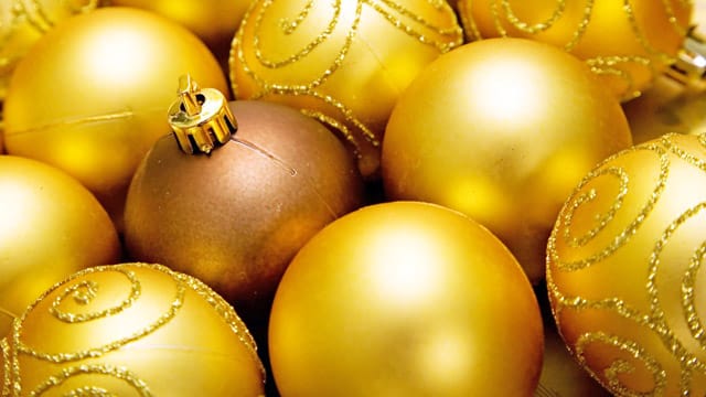 Weihnachtliche Tischdeko in Gold