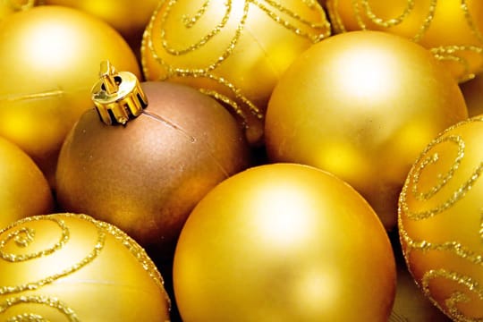 Weihnachtliche Tischdeko in Gold