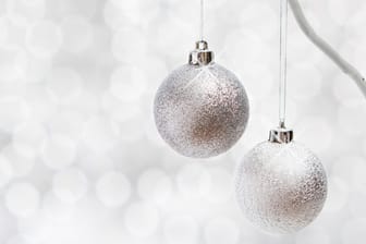 Weihnachtsdeko in Silber: stilvolle Dekoration fürs Fest.
