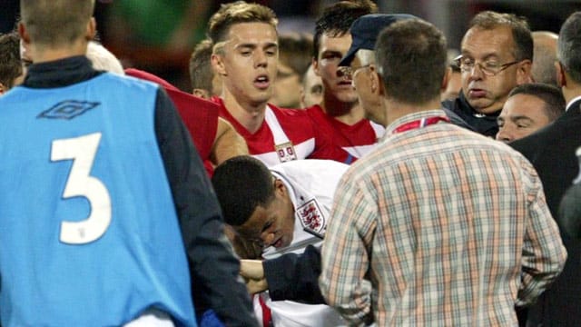U21-EM: Rassistische Beleidigungen, Rangeleien und Steinwürfe begleiteten die Partie zwischen Serbien und England. U21-EM: Rassistische Beleidigungen, Rangeleien und Steinwürfe begleiteten die Partie zwischen Serbien und England.