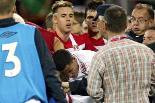 U21-EM: Rassistische Beleidigungen, Rangeleien und Steinwürfe begleiteten die Partie zwischen Serbien und England.